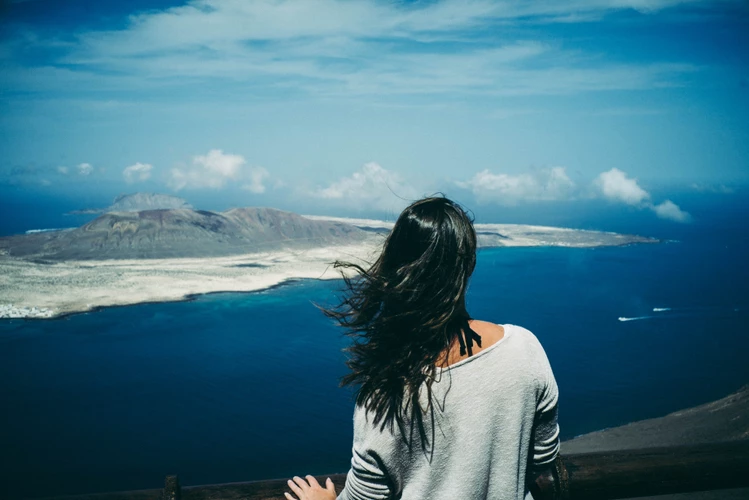 女人脚上带红绳子是在右脚还是左脚好